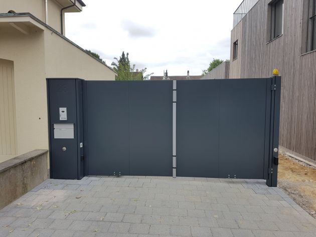 Drehflügeltor in Privatzufahrt mit integrierten Briefkasten