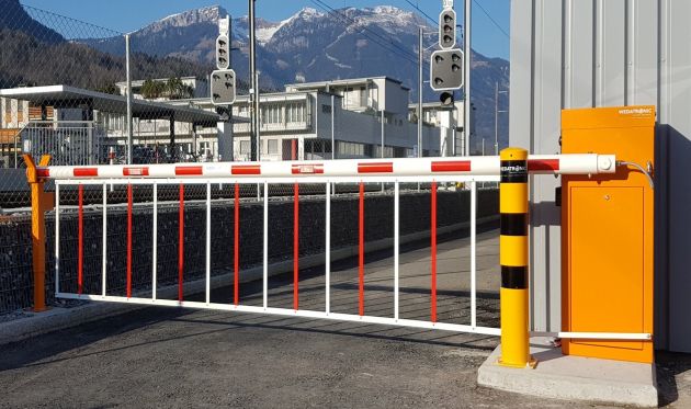 Schranke mit Unterkriechschutz / SIKA AG, Sarnen